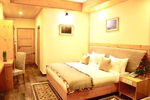 Deluxe Double Room with Balcony image 3