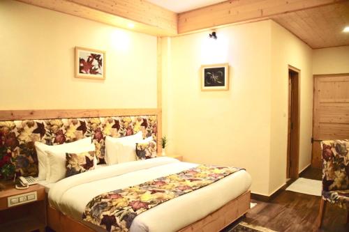 Deluxe Double Room with Balcony room in The Dagshai Manor