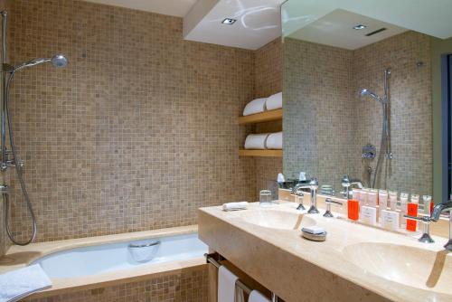 room detail thumbnail 2