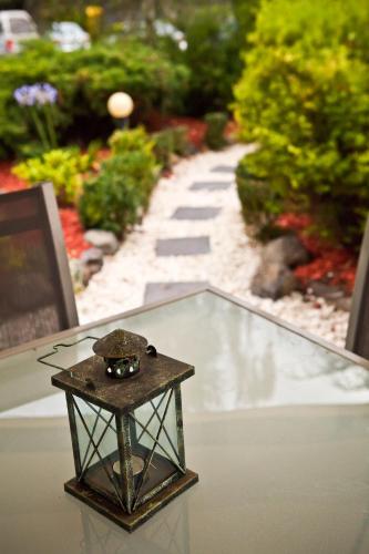 บริการและสิ่งอำนวยความสะดวก, แอบบ็อทสเลห์ มอเตอร์ อินน์ (Abbotsleigh Motor Inn) in อาร์มิเดล