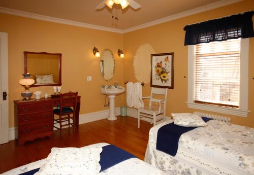 Twin Room with Shared Bathroom