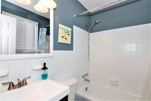 Light House Grand Suite (Luxury Bayfront House Sleeps 10 Private Cabanas Fire Pits and 100` Pier) - image 4