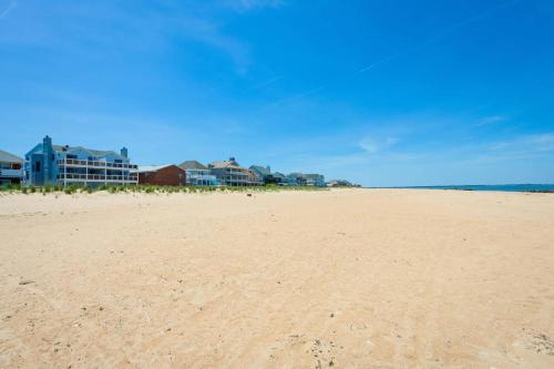 Dune House Beach Haven (Beachfront Carriage House sleeps 10) - image 3