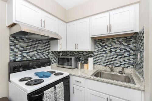 Beach Cottage Pier Suite (1 bed/1 bath condo 1 block from beach) - main image