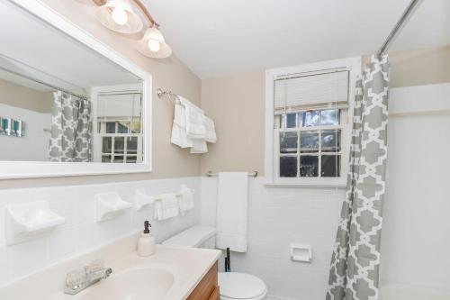Beach Cottage Pier Suite (1 bed/1 bath condo 1 block from beach) - image 2