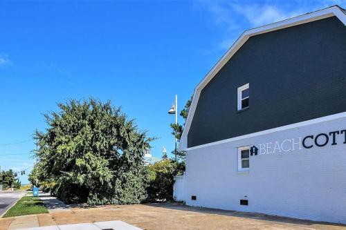 Beach Cottage Surf Suite (2 bd/1 bth condo 1 block from beach) - image 4