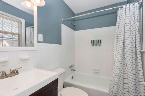 Bay Breeze Compass Suite (1 bed/1 bath condo with cabanas fire pits and pier) - image 4