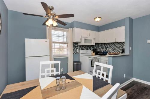 Bay Breeze Sailboat Suite (1 bed/1 bath condo with cabanas fire pits and pier) - image 8