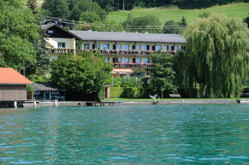 Strandhotel in Weyregg, Österreich
