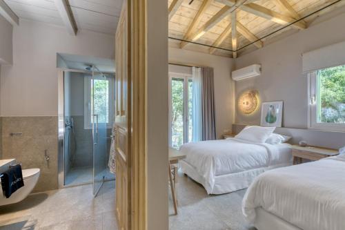 Artblue Villas Set in a prime location of Lefkas, Artblue Villas puts everything the city has to offer just outside your doorstep. Both business travelers and tourists can enjoy the hotels facilities and services. 