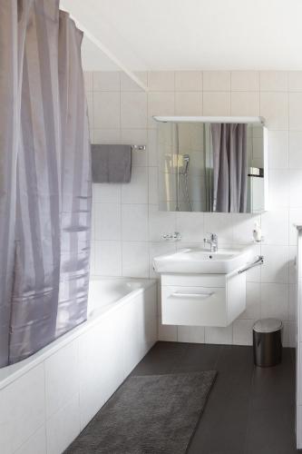 Modern & Central Apartments - image 2