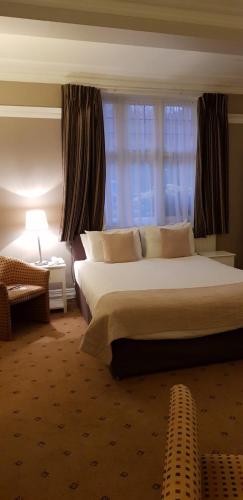 Tudor Lodge Hotel - image 3