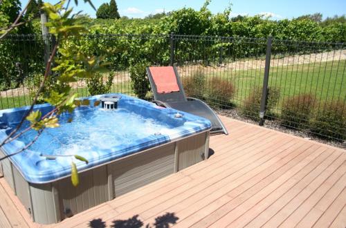 Hot tub, Pine Hill Lodge In Vineyard in Ruby Bay