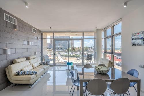 Beautiful Sunny 3 bedrooms in font of the beach in 北特拉維夫