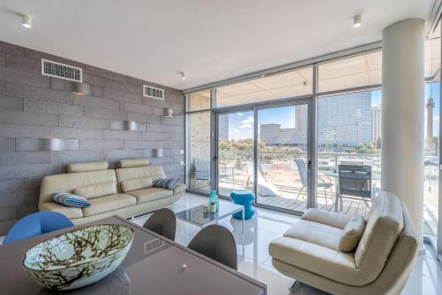 Beautiful Sunny 3 bedrooms in font of the beach in 北特拉維夫