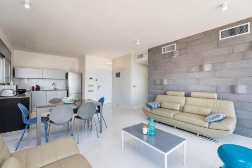 Beautiful Sunny 3 bedrooms in font of the beach in 北特拉維夫
