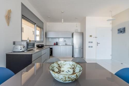 Beautiful Sunny 3 bedrooms in font of the beach in 北特拉維夫