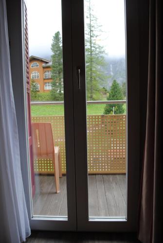 Terraza/balcón, Hotel Des Alpes in Kandersteg