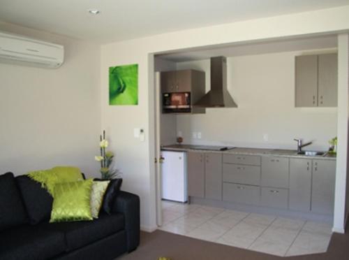 مطبخ, The Meadows Villa  Christchurch in Northwood