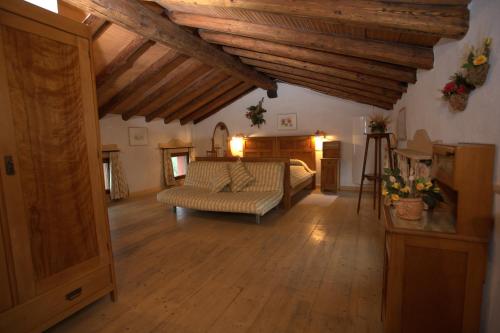 1 king bed, 1 double bed