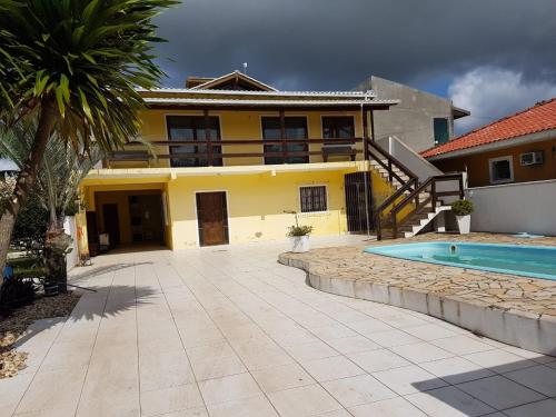 Casa Amarela com Piscina