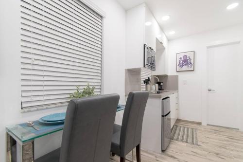 Stylish 1BR Walk to the Beach #1 in Hollywood, USA