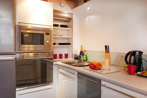 Lace Market Central Apartments - Nottingham City Centre most Central Location with full Kitchen and Free Parking for One Car - image 9