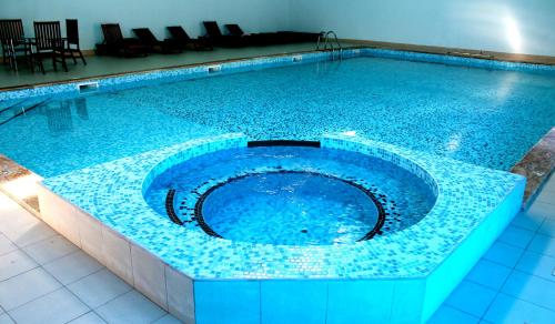 Басейн, Lucytour Hotel in Ехегнадзор