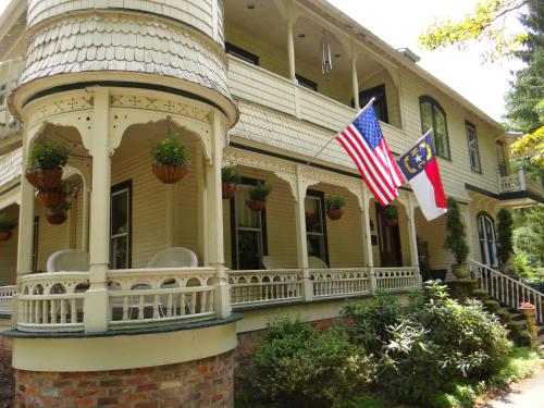 Engadine Inn and Cabins in Candler, USA