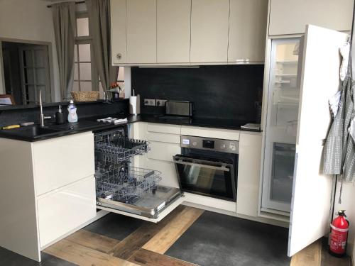 Kitchen, Exceptionnel, 130 m2, vue aerienne sur Paris in Ville-d'Avray