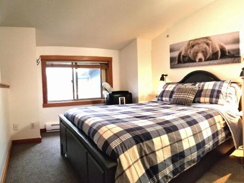 Downtown Loft, Mountain Views, Fireplace, Couple's Retreat, Walker's Paradise