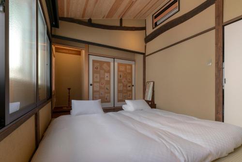 Gion Shirakawa Kouki Machiya House Set in a prime location of Kyoto, Gion Shirakawa Kouki Machiya House puts everything the city has to offer just outside your doorstep. The property offers a wide range of amenities and perks to ensure