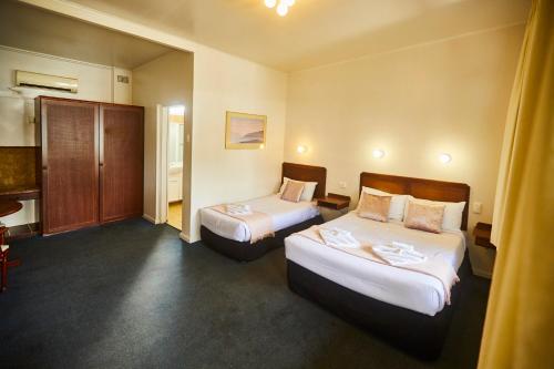Town and Country Motel - image 3