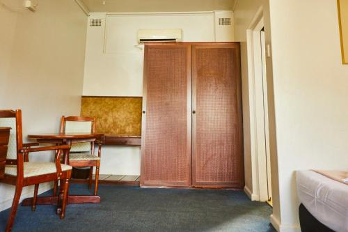 Town and Country Motel - image 7