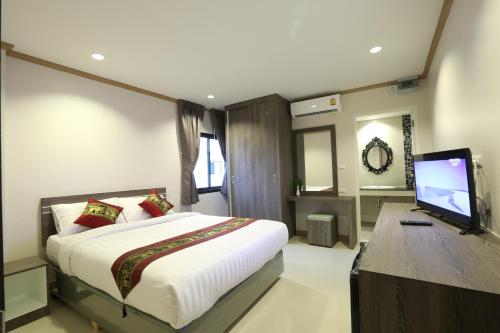 Sunlight Hotel Set in a prime location of Pattaya, Sunlight Hotel puts everything the city has to offer just outside your doorstep. The property offers a wide range of amenities and perks to ensure you have a great 