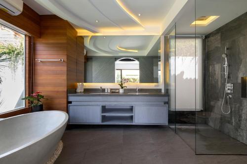 Karon Beach Pool Villa - Sha Extra Plus - 화장실