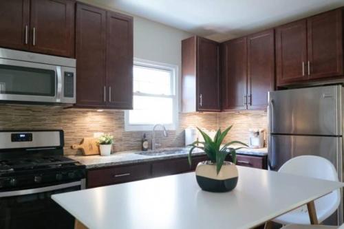 3BR Suburban Home Parking near O'Hare & Downtown - image 3