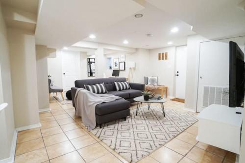 Trendy 1BR Basement with Laundry & Covered Parking - Central Trendy