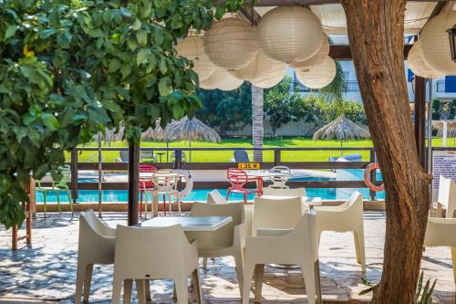 Bar/lounge, Captain Karas Holidays Apartments in Paralimni