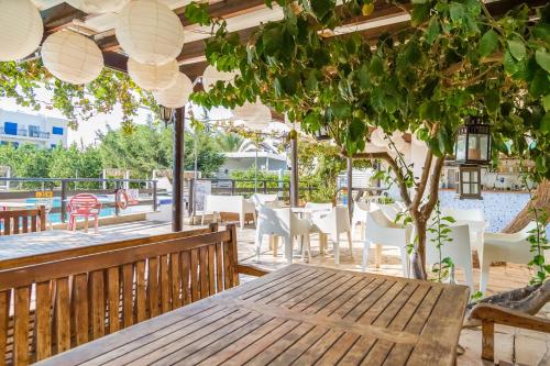 Bar/lounge, Captain Karas Holidays Apartments in Paralimni