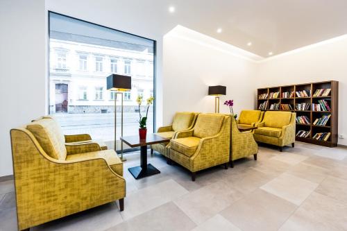 Best Western Plus Royal Suites - image 3