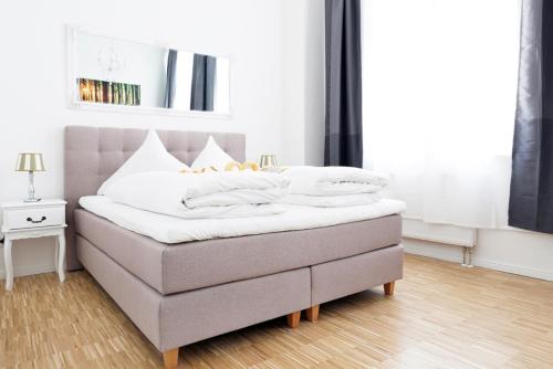 SC 01 by ROCKCHAIR Apartments l SUPERHOST Status l 2 Bedrooms Boxspringbeds Balcony Elevator - Cozy Family & Business Flair welcomes you!, Berlín