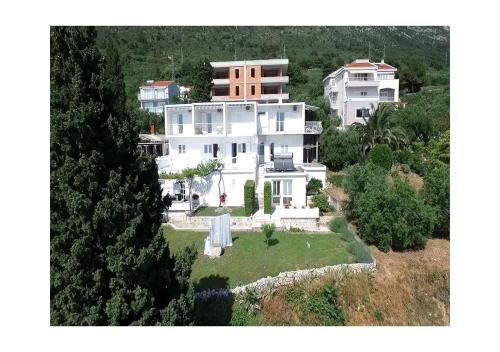  Apartments Mimoza in Brist