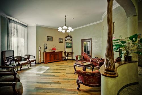 Shelfort Hotel - image 12