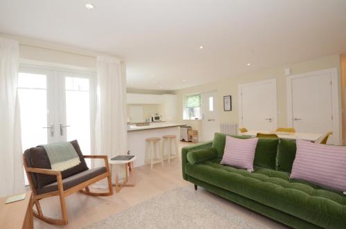 The Mews - 2 Bedroom Luxury, Spacious House With Free Parking