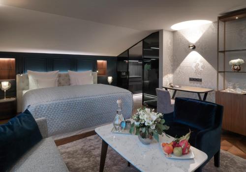 1 king bed, 1 sofa bed