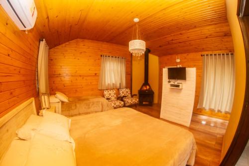 1 queen bed, 1 twin bed