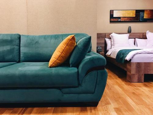 1 king bed, 1 sofa bed