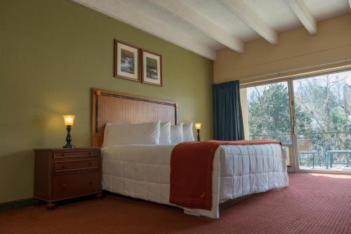 River Terrace Resort & Convention Center Room Type - Standard King Guestroom