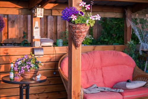 Enlli Fach cabin sleep's 2 adults and 2 children 2 dogs welcome not suitable for contract workers du in Harlech
